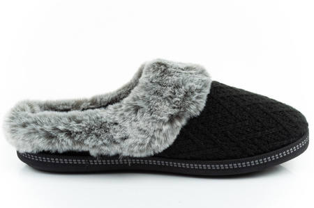 Papuci de damă Skechers [167225/BLK] izolați, negri.