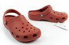 Sandalele Crocs Classic maro pentru bărbați și femei sunt confortabile și ușoare.