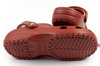 Sandalele Crocs Classic maro pentru bărbați și femei sunt confortabile și ușoare.