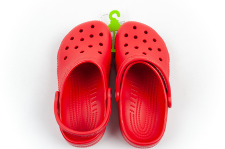 Sandale Crocs Classic pentru copii, culoare roșie, confortabile și ușoare