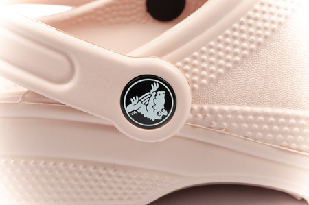 Sandale Crocs Classic pentru femei, roz pudră, la modă, confortabile