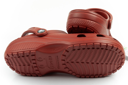 Sandalele Crocs Classic maro pentru bărbați și femei sunt confortabile și ușoare.