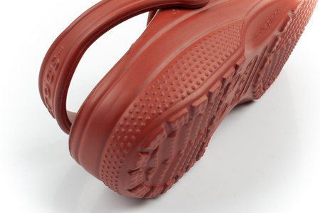 Sandalele Crocs Classic maro pentru bărbați și femei sunt confortabile și ușoare.