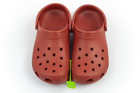 Sandalele Crocs Classic maro pentru bărbați și femei sunt confortabile și ușoare.