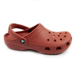 Sandalele Crocs Classic maro pentru bărbați și femei sunt confortabile și ușoare.