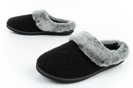 Papuci de damă Skechers [167225/BLK] izolați, negri.