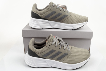 Pantofi sport Adidas Galaxy 6 pentru bărbați, confortabili și ușori, în verde și gri.