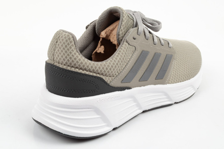 Pantofi sport Adidas Galaxy 6 pentru bărbați, confortabili și ușori, în verde și gri.