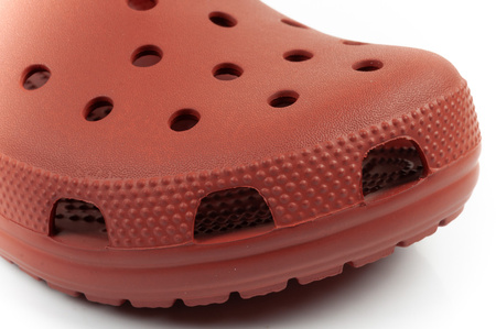 Sandalele Crocs Classic maro pentru bărbați și femei sunt confortabile și ușoare.