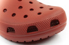 Sandalele Crocs Classic maro pentru bărbați și femei sunt confortabile și ușoare.