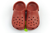 Sandalele Crocs Classic maro pentru bărbați și femei sunt confortabile și ușoare.