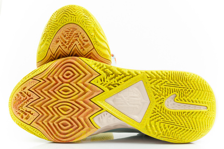 Pantofi sport Nike Kyrie 8, confortabili și la modă